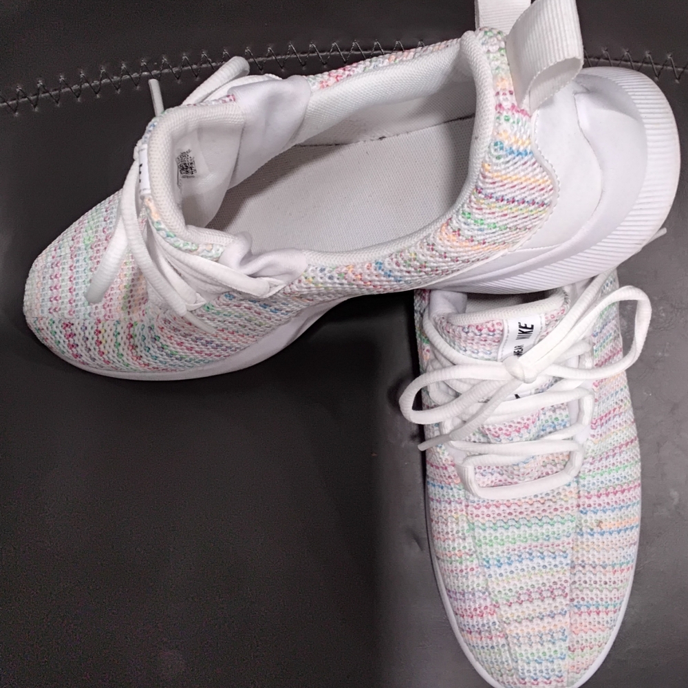 Nike Kids Size 6.5 White Sneakers Lightweight Breathable Design - Picture 4 of 8